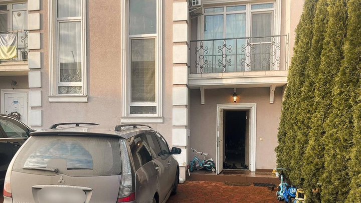 На Київщині у будинку знайшли мертвими чоловіка, жінку та їхню 11-річну доньку