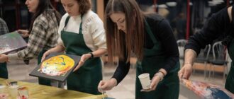 Арттерапія для військовослужбовиць: на Солом'янці в Києві освоювали абстрактний живопис