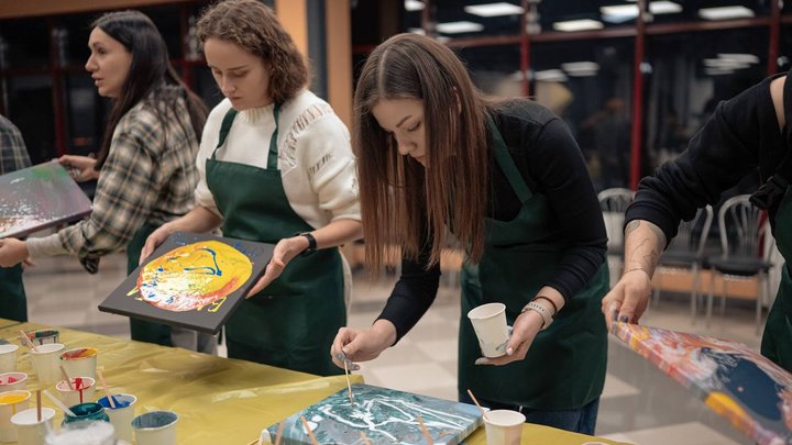 Арттерапія для військовослужбовиць: на Солом'янці в Києві освоювали абстрактний живопис