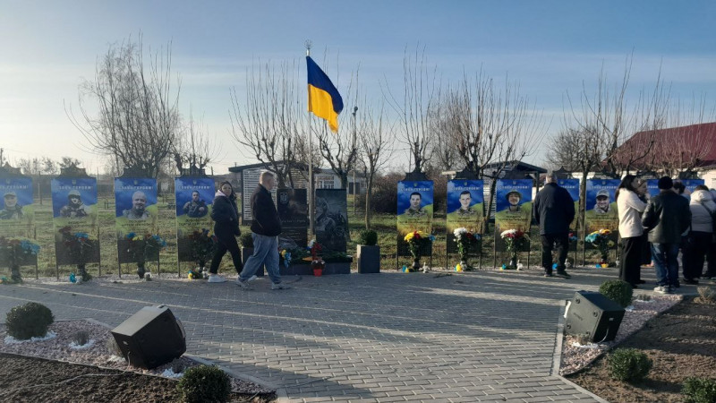 На Київщині до Дня ЗСУ відкрили Алею пам'яті Героїв на честь 13 загиблих бійців