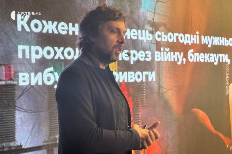 На столичному вокзалі до Різдва майорітиме артінсталяція "Поділись світлом": що про неї відомо