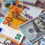 В Україні подешевшала валюта: який курс долара і євро 26 грудня пропонують банки та обмінники