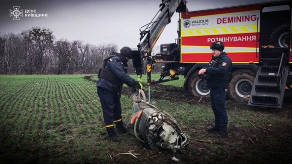 На Київщині виявили уламки російської ракети з бойовою частиною (фото)
На Київщині виявили уламки російської ракети з бойовою частиною (фото)