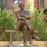 На Андріївському узвозі в Києві демонтують скандальний пам’ятник — деталі