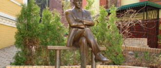 На Андріївському узвозі в Києві демонтують скандальний пам’ятник — деталі