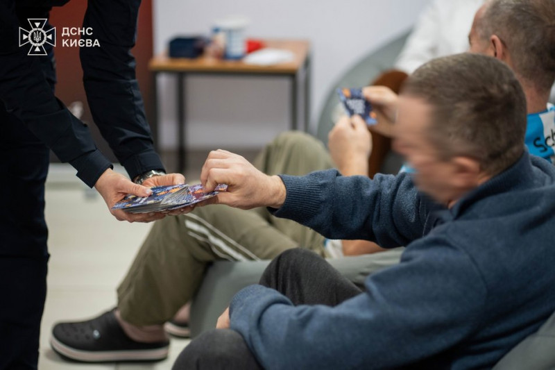 Собака Банана допомагає в реабілітації військових у Києві