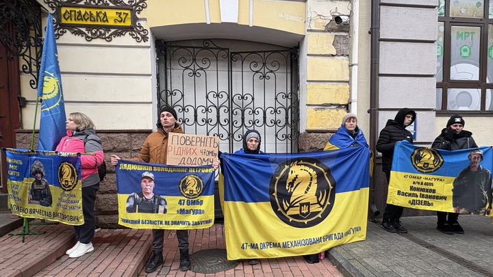 "Поки тут святкують, їх там катують": в Києві пройшла чергова акція на підтримку полонених і зниклих військових