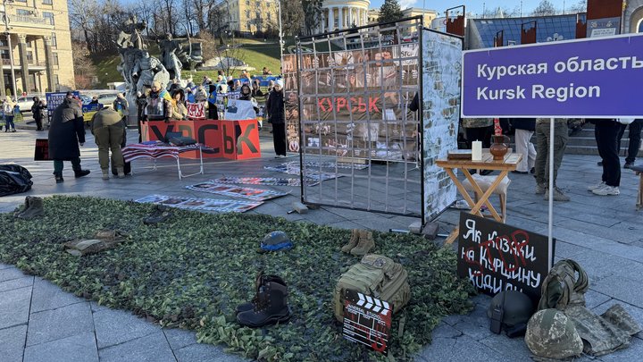 "Стоїмо за наших хлопців, які зникли на Курщині": в центрі Києва рідні військових вийшли на акцію