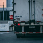 У Києві під мостом застрягла вантажівка: що відомо