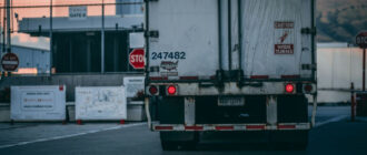 У Києві під мостом застрягла вантажівка: що відомо