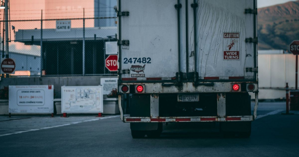 
 У&nbsp;Києві під мостом застрягла вантажівка: що відомо
 