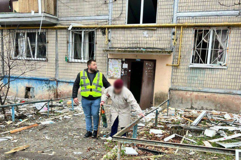 Уламки впали біля будинку в Святошинському районі: є постраждалі