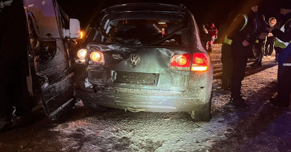 
 На&nbsp;Київщині маршрутка виїхала на&nbsp;зустрічну смугу: один загиблий та&nbsp;13&nbsp;постраждалих (фото)
 