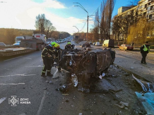 
 У Києві Porsche Cayenne врізався в бетонну огорожу: жахливі наслідки ДТП (фото, відео)
 