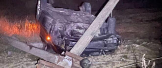 Трагедія на Київщині: Skoda перекинулася після зіткнення зі стовпом, є загиблий (фото)