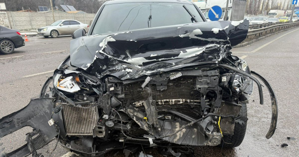 
 У Києві загинула мати двох маленьких дітей, у ДТП підозрюють військового: фото
 