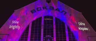 На столичному вокзалі до Різдва майорітиме артінсталяція "Поділись світлом": що про неї відомо