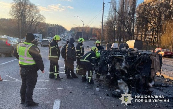 
 У Києві Porsche Cayenne врізався в бетонну огорожу: жахливі наслідки ДТП (фото, відео)
 