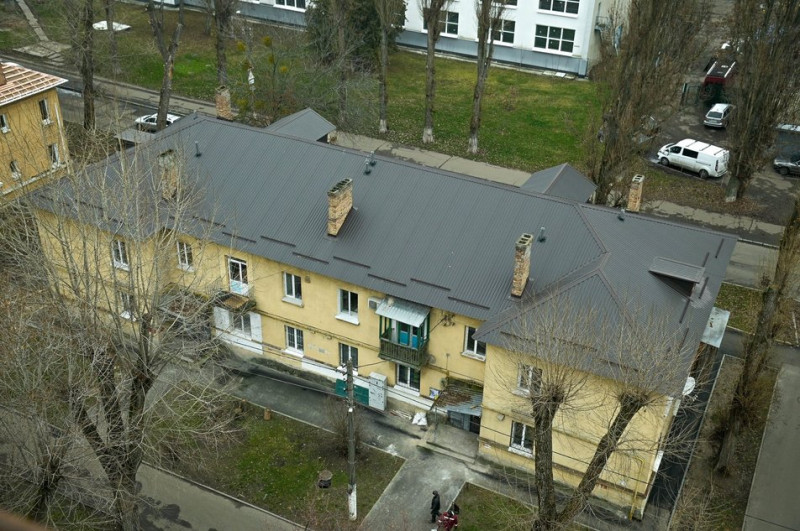 У Святошині в Києві відновлюють будинки після російських обстрілів