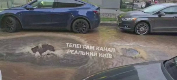 
 У Києві дорога перетворилась на річку: що сталося (відео)
 
