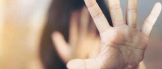 У Києві школярі побили дівчинку просто в коридорі (відео)