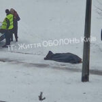 У Києві посеред вулиці виявили тіло жінки: що відомо