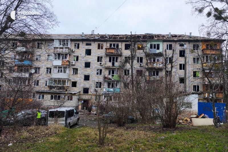 Уламки впали біля будинку в Святошинському районі: є постраждалі
