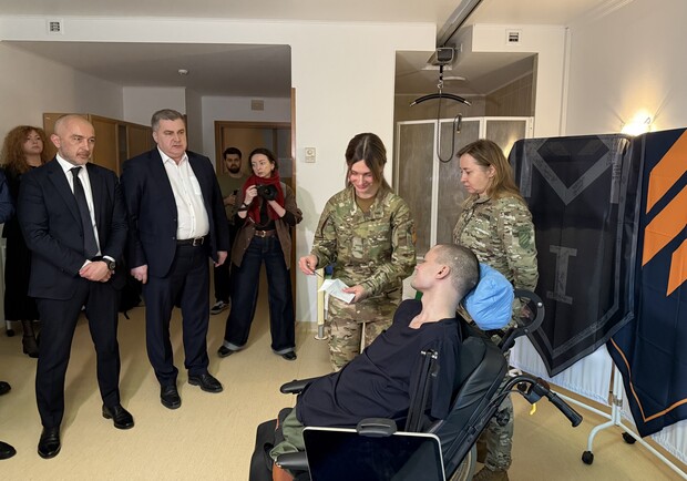 У Києві ветерану з ампутаціями відмовили у видачі картки ПриватБанку: як відреагували в банку -