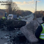 У Києві Porsche Cayenne врізався в бетонну огорожу: жахливі наслідки ДТП (фото, відео)