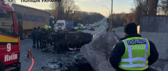 У Києві Porsche Cayenne врізався в бетонну огорожу: жахливі наслідки ДТП (фото, відео)