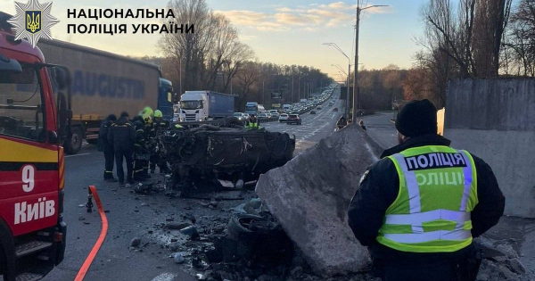 
 У Києві Porsche Cayenne врізався в бетонну огорожу: жахливі наслідки ДТП (фото, відео)
 