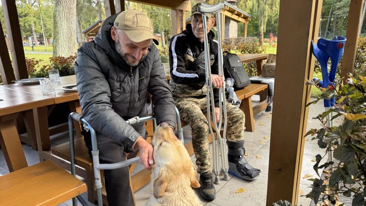Собака Банана допомагає в реабілітації військових у Києві