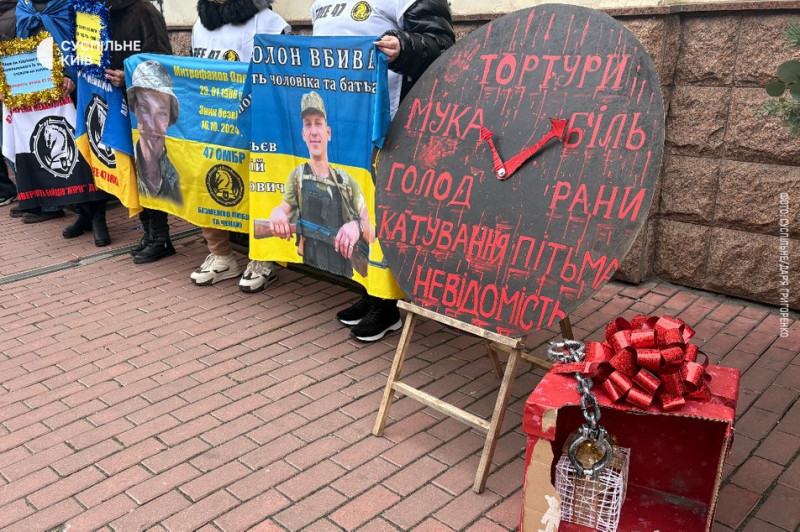 "Поки тут святкують, їх там катують": в Києві пройшла чергова акція на підтримку полонених і зниклих військових