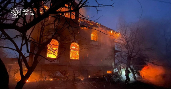 
 Масований удар по Києву: є влучання у багатоповерхівки і гуртожиток, горять будинки і автомобілі
 