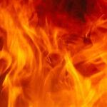 У Києві горить квартира у багатоповерхівці: що відомо (відео)