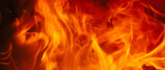 У Києві горить квартира у багатоповерхівці: що відомо (відео)