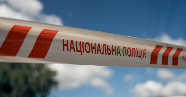 
 У Києві нетверезий чоловік із ножем кидався на перехожих: чим все закінчилося
 