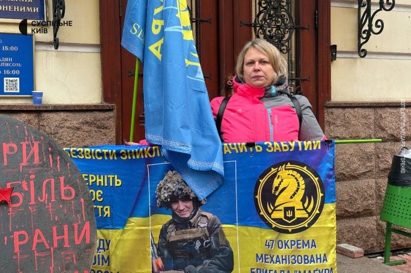 "Поки тут святкують, їх там катують": в Києві пройшла чергова акція на підтримку полонених і зниклих військових