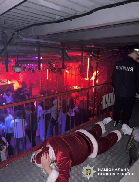 Поліція відреагувала на затримання Санта Клауса у Києві
Поліція відреагувала на затримання Санта Клауса у Києві