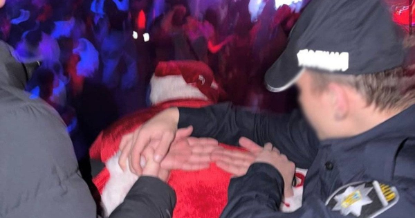 Поліція відреагувала на затримання Санта Клауса у Києві
Поліція відреагувала на затримання Санта Клауса у Києві