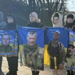 "Віримо, що повернеться": в Києві рідні полонених вийшли на ще одну акцію
