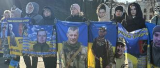 "Віримо, що повернеться": в Києві рідні полонених вийшли на ще одну акцію