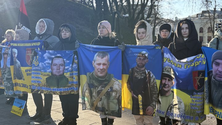 "Віримо, що повернеться": в Києві рідні полонених вийшли на ще одну акцію
