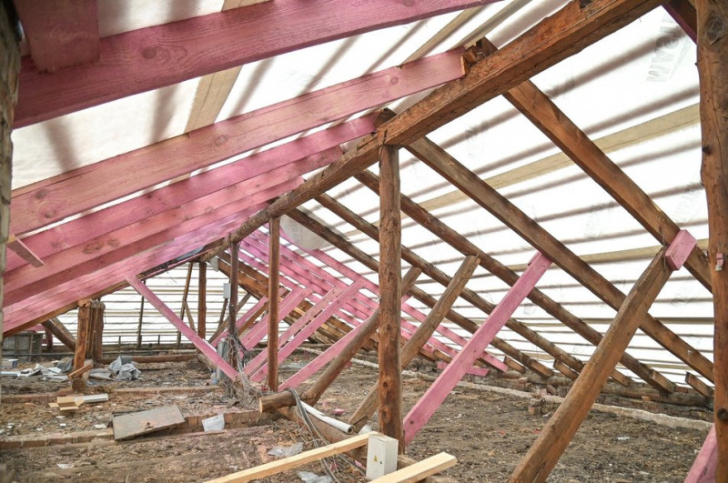 У Святошині в Києві відновлюють будинки після російських обстрілів