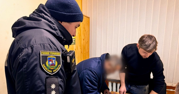 
 На Київщині чоловік забив товариша пляшкою, сковорідкою та дитячим барабаном
 