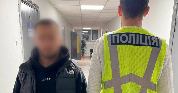 Киянин у поліцейській формі знімав зухвалі ролики: чим це обернулося (фото)
Киянин у поліцейській формі знімав зухвалі ролики: чим це обернулося (фото)