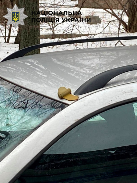 У Києві водій їздив із муляжем міни на даху авто