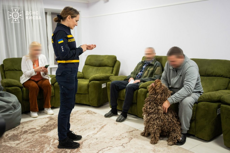 Собака Банана допомагає в реабілітації військових у Києві