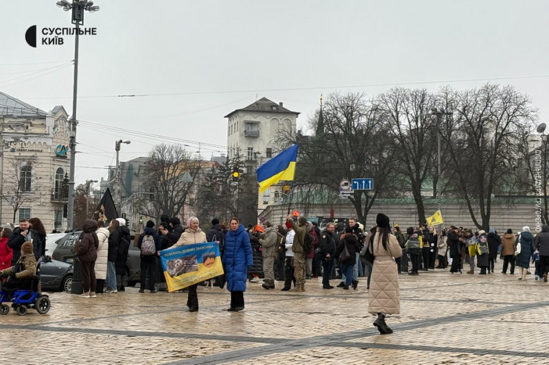 "Для нас свята не настають": біля головної ялинки країни пройшла акція на підтримку зниклих безвісти і полонених ЗСУ