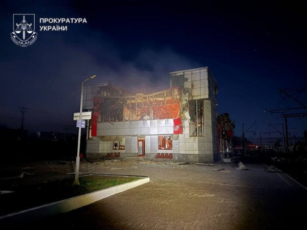 
 У Фастові росіяни знищили вокзал — з’явилися фото і відео
 